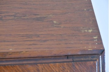 イギリスアンティーク　オーク材　手の込んだ彫刻装飾が印象的なレザートップのライティングビューロー　(R-085789)