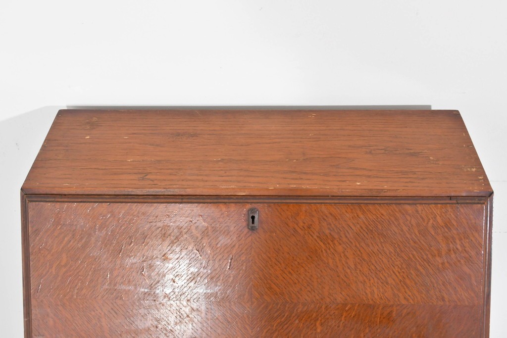 イギリスアンティーク　オーク材　手の込んだ彫刻装飾が印象的なレザートップのライティングビューロー　(R-085789)