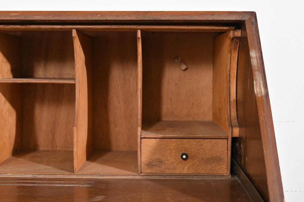 イギリスアンティーク　オーク材　手の込んだ彫刻装飾が印象的なレザートップのライティングビューロー　(R-085789)