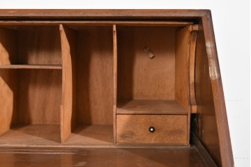 イギリスアンティーク　オーク材　手の込んだ彫刻装飾が印象的なレザートップのライティングビューロー　(R-085789)