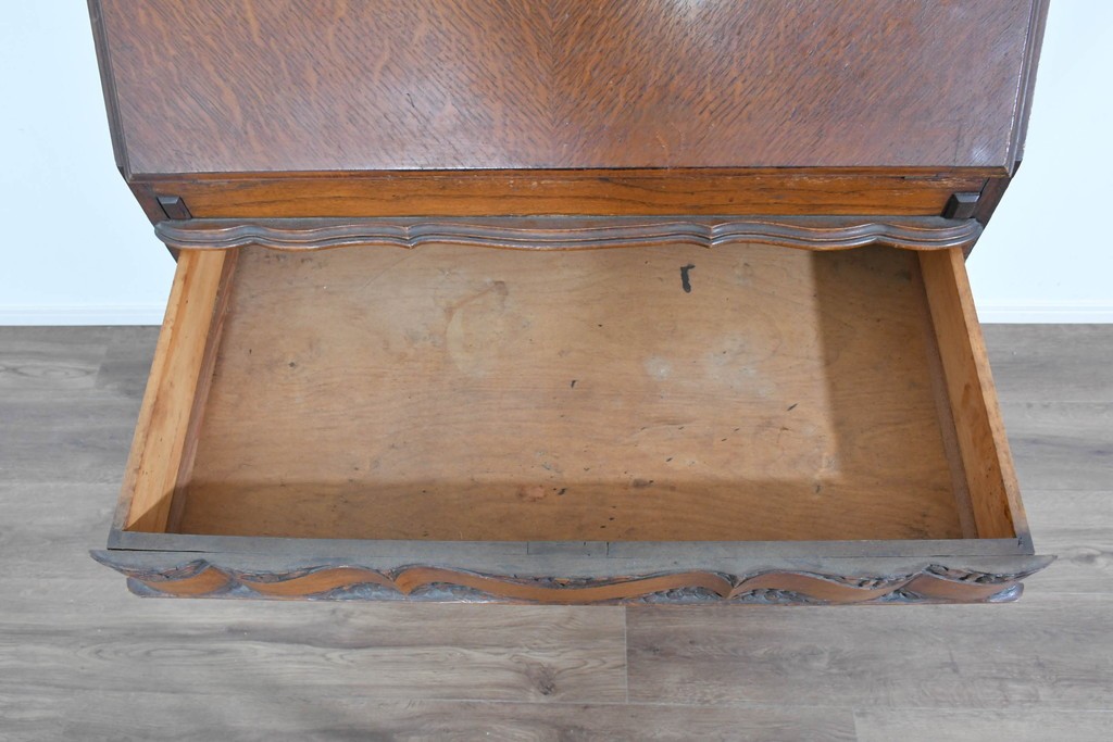 イギリスアンティーク　オーク材　手の込んだ彫刻装飾が印象的なレザートップのライティングビューロー　(R-085789)