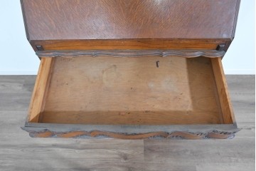 イギリスアンティーク　オーク材　手の込んだ彫刻装飾が印象的なレザートップのライティングビューロー　(R-085789)