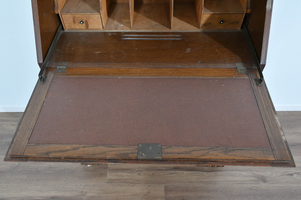 イギリスアンティーク　オーク材　手の込んだ彫刻装飾が印象的なレザートップのライティングビューロー　(R-085789)