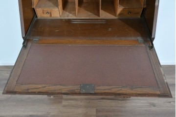 イギリスアンティーク　オーク材　手の込んだ彫刻装飾が印象的なレザートップのライティングビューロー　(R-085789)