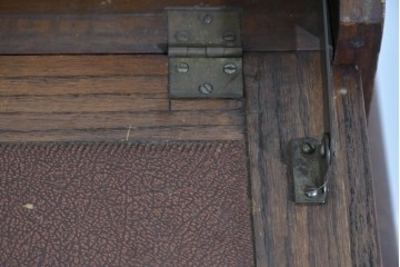 イギリスアンティーク　オーク材　手の込んだ彫刻装飾が印象的なレザートップのライティングビューロー　(R-085789)