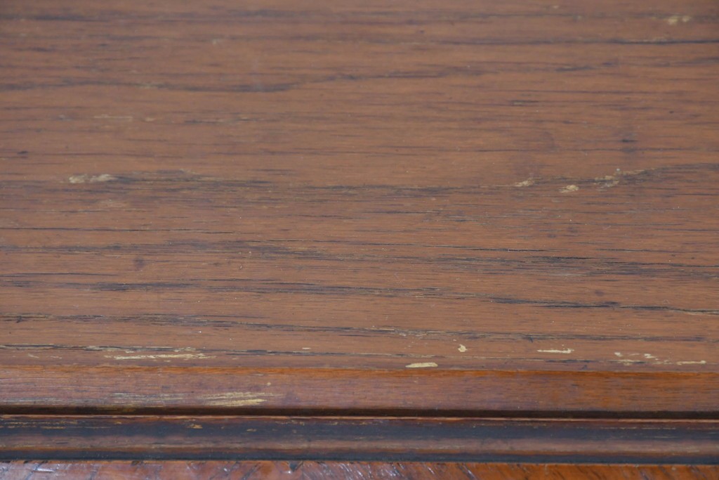 イギリスアンティーク　オーク材　手の込んだ彫刻装飾が印象的なレザートップのライティングビューロー　(R-085789)