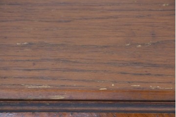 イギリスアンティーク　オーク材　手の込んだ彫刻装飾が印象的なレザートップのライティングビューロー　(R-085789)