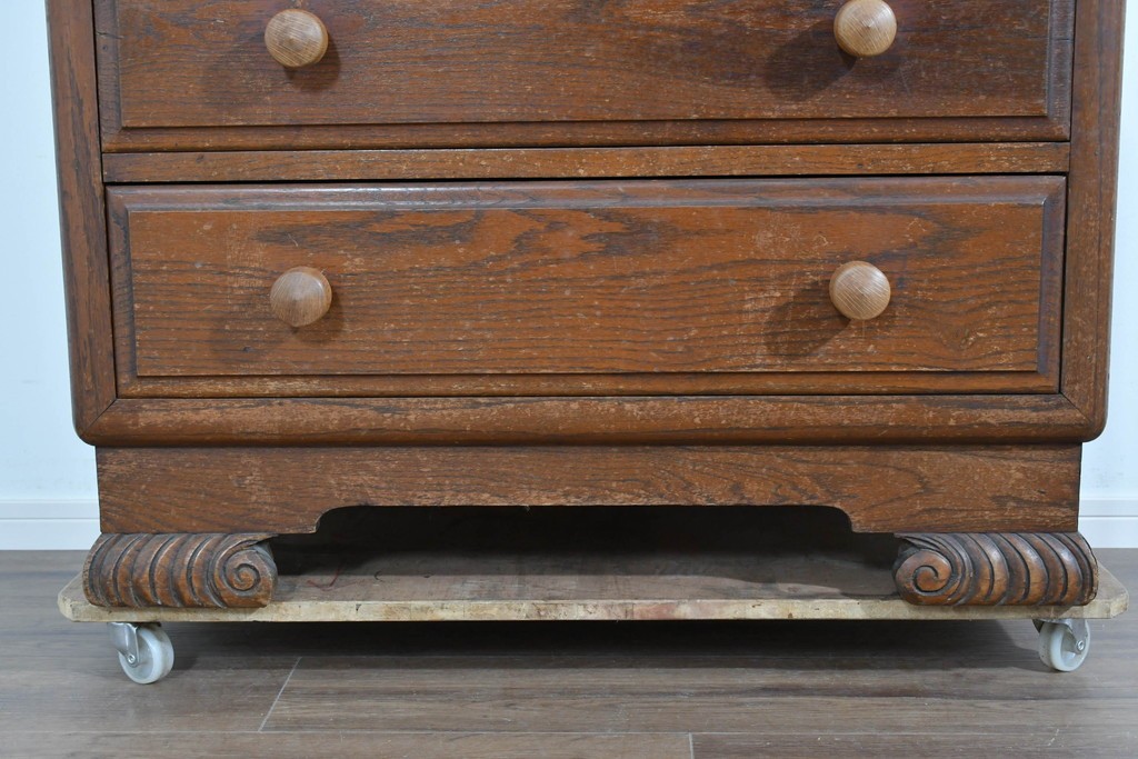 イギリスアンティーク　オーク材　手の込んだ彫刻装飾が印象的なレザートップのライティングビューロー　(R-085789)