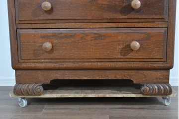 イギリスアンティーク　オーク材　手の込んだ彫刻装飾が印象的なレザートップのライティングビューロー　(R-085789)