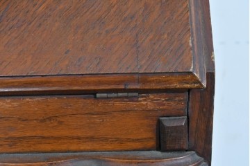 イギリスアンティーク　オーク材　手の込んだ彫刻装飾が印象的なレザートップのライティングビューロー　(R-085789)