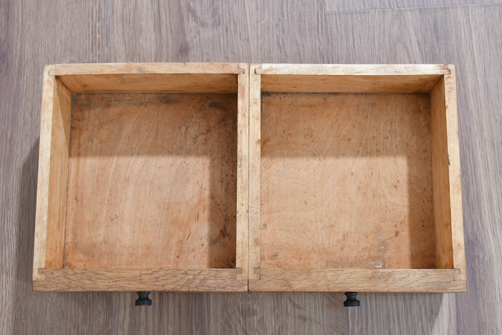 イギリスアンティーク　オーク材　手の込んだ彫刻装飾が印象的なレザートップのライティングビューロー　(R-085789)