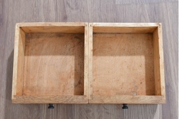 イギリスアンティーク　オーク材　手の込んだ彫刻装飾が印象的なレザートップのライティングビューロー　(R-085789)