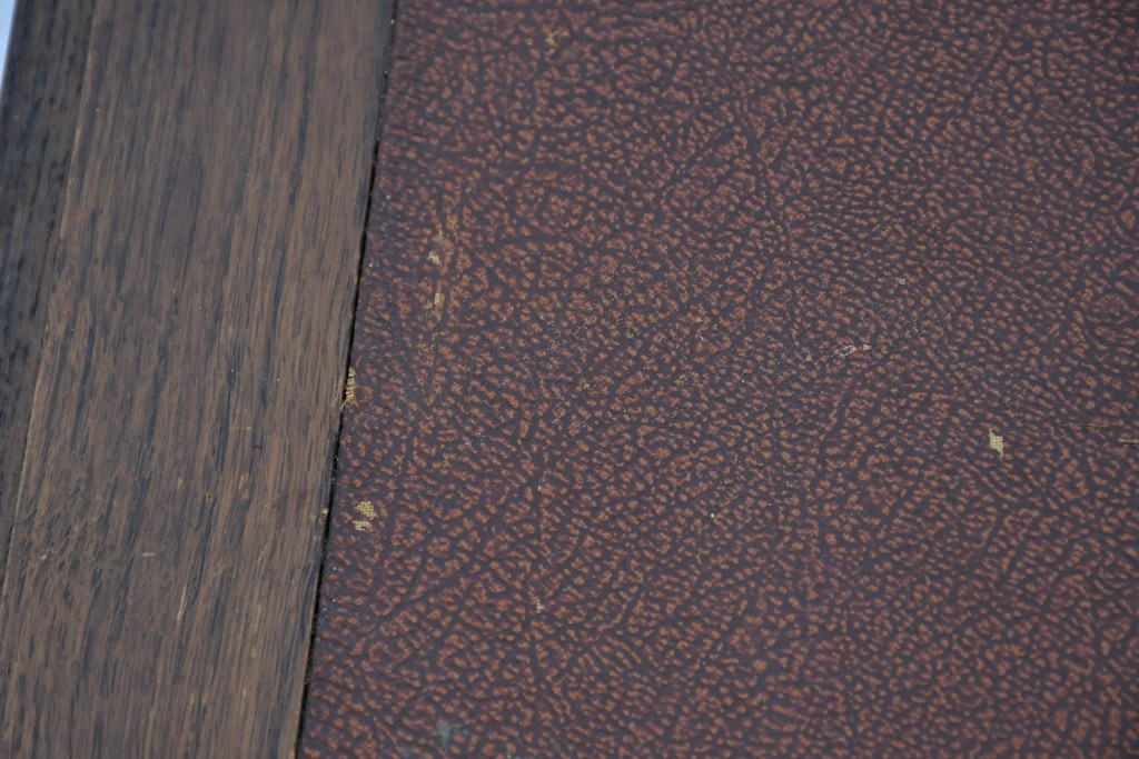 イギリスアンティーク　オーク材　手の込んだ彫刻装飾が印象的なレザートップのライティングビューロー　(R-085789)