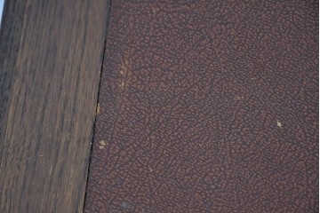 イギリスアンティーク　オーク材　手の込んだ彫刻装飾が印象的なレザートップのライティングビューロー　(R-085789)