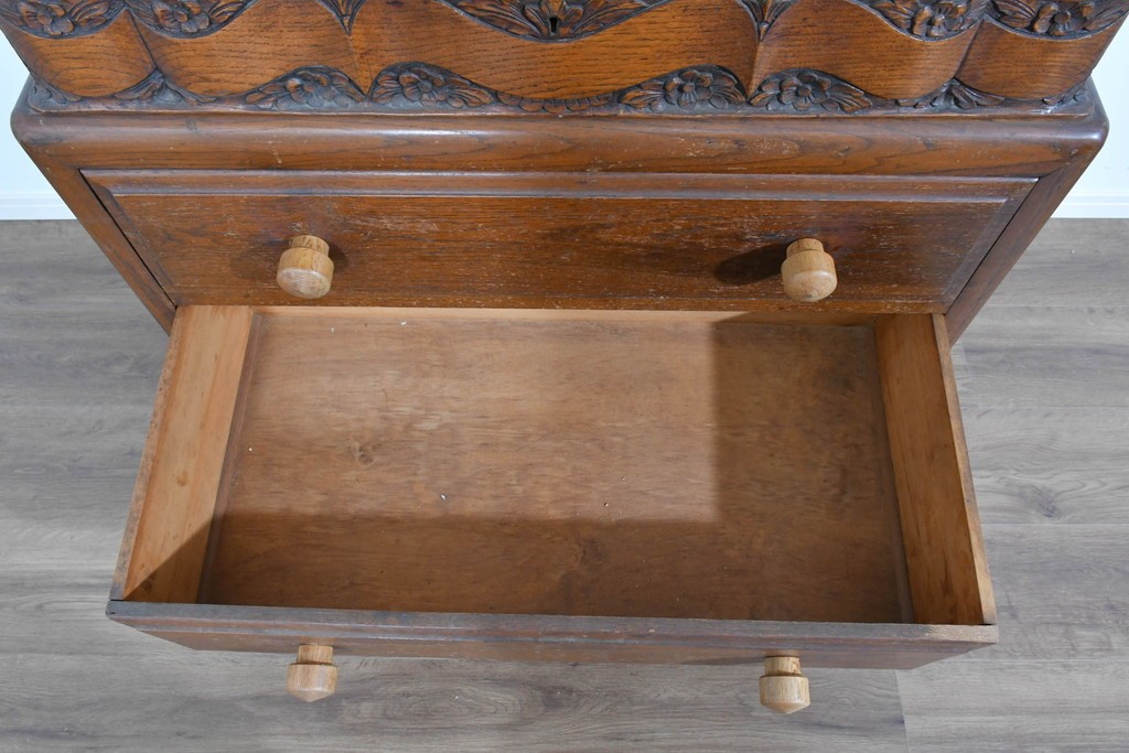 イギリスアンティーク　オーク材　手の込んだ彫刻装飾が印象的なレザートップのライティングビューロー　(R-085789)