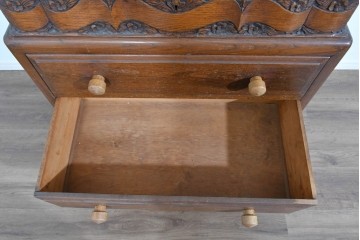 イギリスアンティーク　オーク材　手の込んだ彫刻装飾が印象的なレザートップのライティングビューロー　(R-085789)