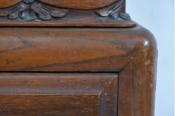 イギリスアンティーク　オーク材　手の込んだ彫刻装飾が印象的なレザートップのライティングビューロー　(R-085789)