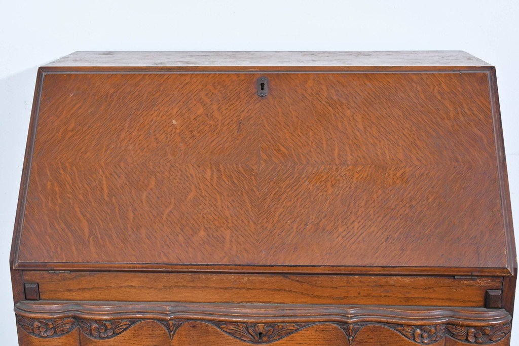 イギリスアンティーク　オーク材　手の込んだ彫刻装飾が印象的なレザートップのライティングビューロー　(R-085789)