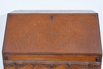 イギリスアンティーク　オーク材　手の込んだ彫刻装飾が印象的なレザートップのライティングビューロー　(R-085789)