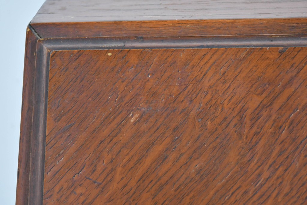 イギリスアンティーク　オーク材　手の込んだ彫刻装飾が印象的なレザートップのライティングビューロー　(R-085789)