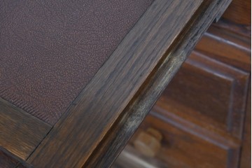 イギリスアンティーク　オーク材　手の込んだ彫刻装飾が印象的なレザートップのライティングビューロー　(R-085789)