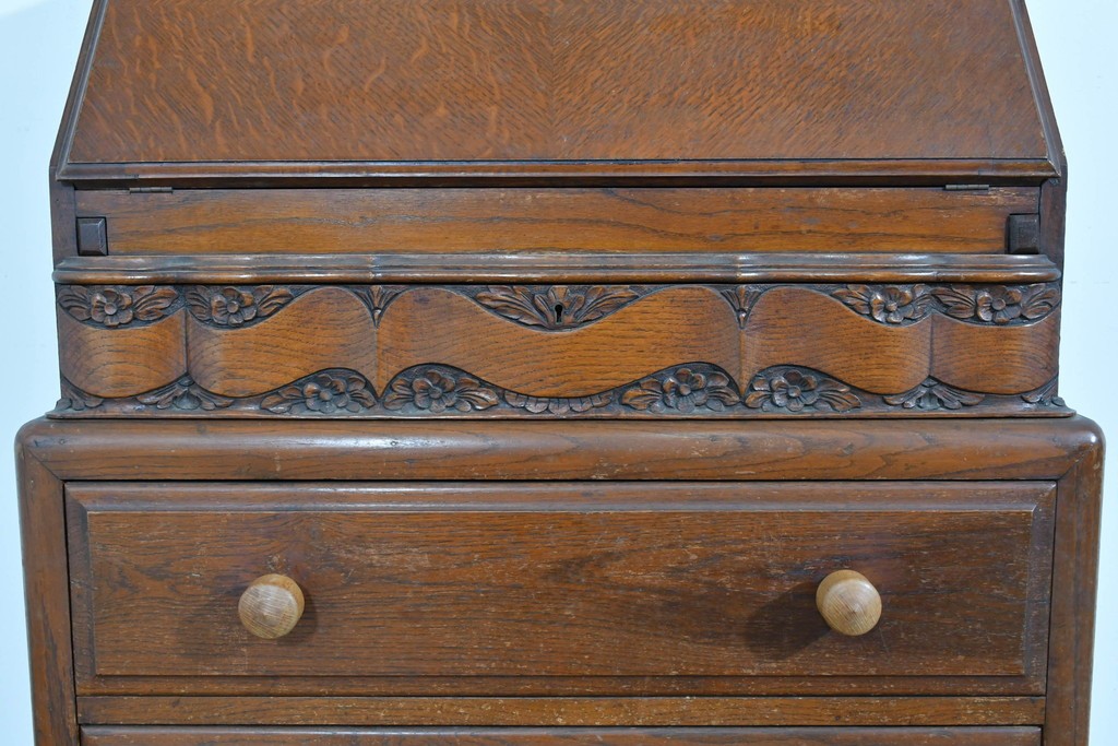 イギリスアンティーク　オーク材　手の込んだ彫刻装飾が印象的なレザートップのライティングビューロー　(R-085789)