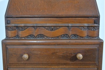イギリスアンティーク　オーク材　手の込んだ彫刻装飾が印象的なレザートップのライティングビューロー　(R-085789)