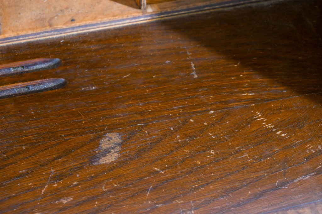 イギリスアンティーク　オーク材　手の込んだ彫刻装飾が印象的なレザートップのライティングビューロー　(R-085789)