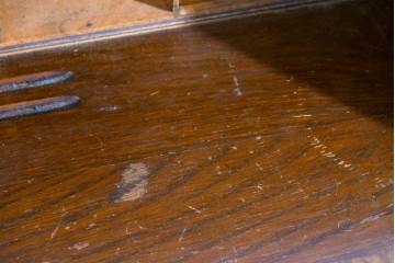 イギリスアンティーク　オーク材　手の込んだ彫刻装飾が印象的なレザートップのライティングビューロー　(R-085789)