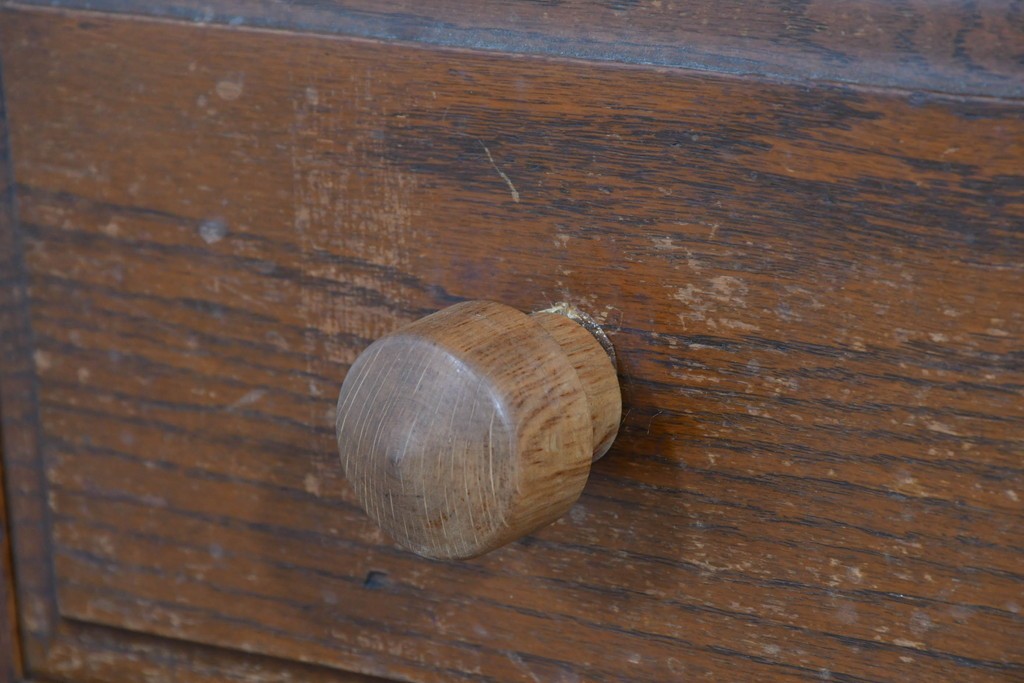 イギリスアンティーク　オーク材　手の込んだ彫刻装飾が印象的なレザートップのライティングビューロー　(R-085789)