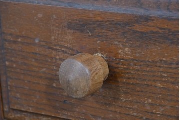 イギリスアンティーク　オーク材　手の込んだ彫刻装飾が印象的なレザートップのライティングビューロー　(R-085789)