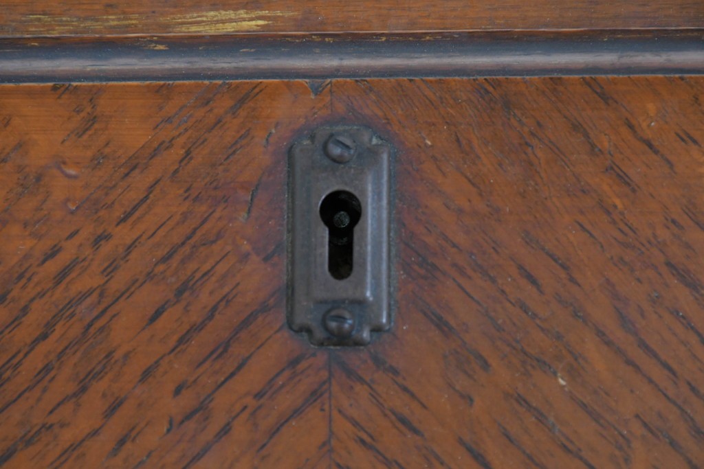 イギリスアンティーク　オーク材　手の込んだ彫刻装飾が印象的なレザートップのライティングビューロー　(R-085789)