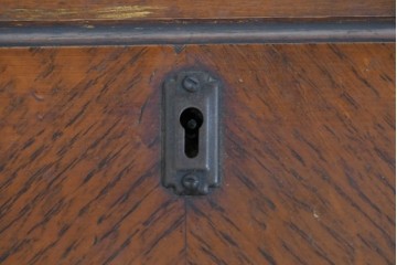 イギリスアンティーク　オーク材　手の込んだ彫刻装飾が印象的なレザートップのライティングビューロー　(R-085789)