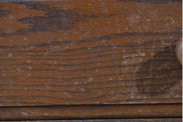 イギリスアンティーク　オーク材　手の込んだ彫刻装飾が印象的なレザートップのライティングビューロー　(R-085789)