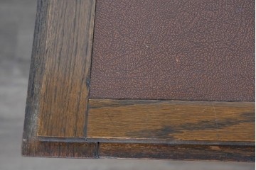 イギリスアンティーク　オーク材　手の込んだ彫刻装飾が印象的なレザートップのライティングビューロー　(R-085789)