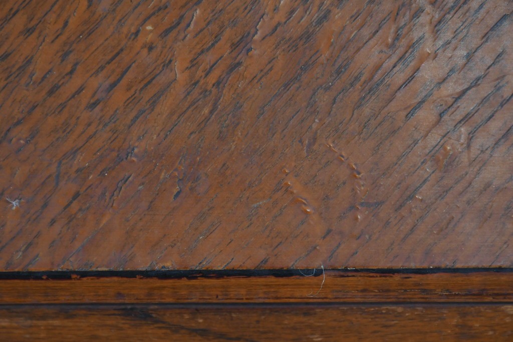 イギリスアンティーク　オーク材　手の込んだ彫刻装飾が印象的なレザートップのライティングビューロー　(R-085789)