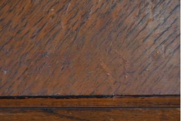 イギリスアンティーク　オーク材　手の込んだ彫刻装飾が印象的なレザートップのライティングビューロー　(R-085789)