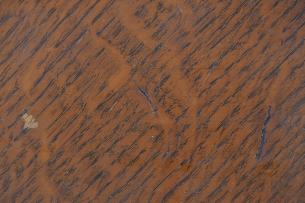 イギリスアンティーク　オーク材　手の込んだ彫刻装飾が印象的なレザートップのライティングビューロー　(R-085789)