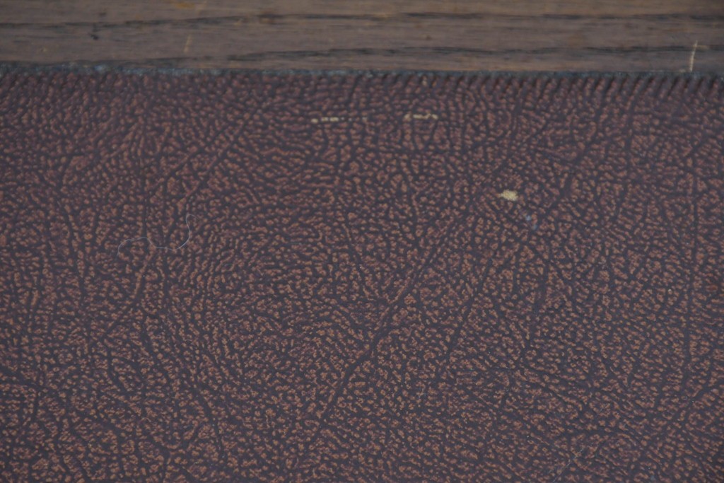 イギリスアンティーク　オーク材　手の込んだ彫刻装飾が印象的なレザートップのライティングビューロー　(R-085789)