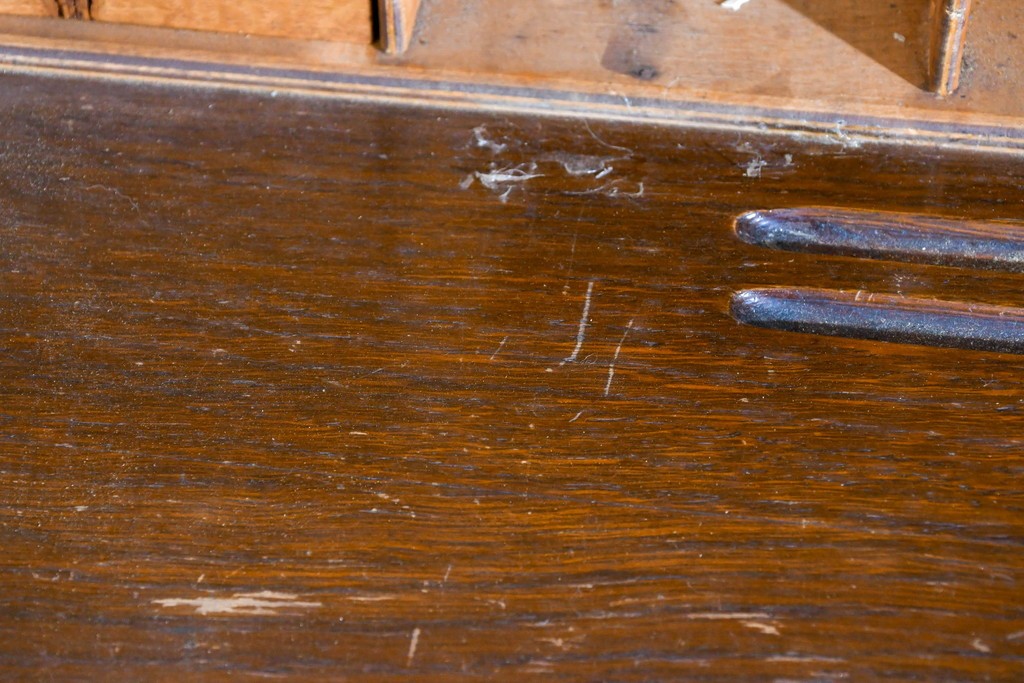 イギリスアンティーク　オーク材　手の込んだ彫刻装飾が印象的なレザートップのライティングビューロー　(R-085789)