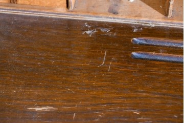 イギリスアンティーク　オーク材　手の込んだ彫刻装飾が印象的なレザートップのライティングビューロー　(R-085789)