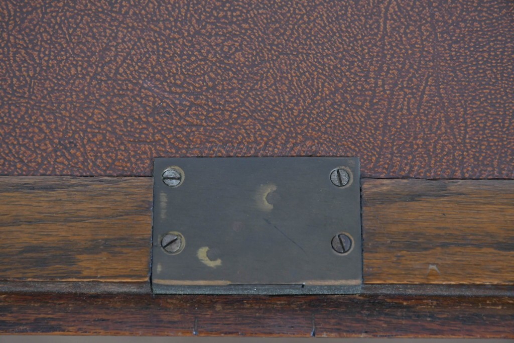 イギリスアンティーク　オーク材　手の込んだ彫刻装飾が印象的なレザートップのライティングビューロー　(R-085789)