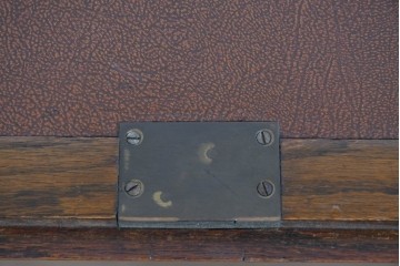 イギリスアンティーク　オーク材　手の込んだ彫刻装飾が印象的なレザートップのライティングビューロー　(R-085789)