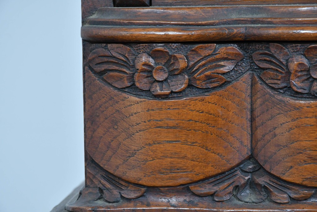 イギリスアンティーク　オーク材　手の込んだ彫刻装飾が印象的なレザートップのライティングビューロー　(R-085789)