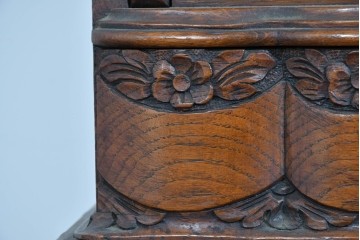 イギリスアンティーク　オーク材　手の込んだ彫刻装飾が印象的なレザートップのライティングビューロー　(R-085789)