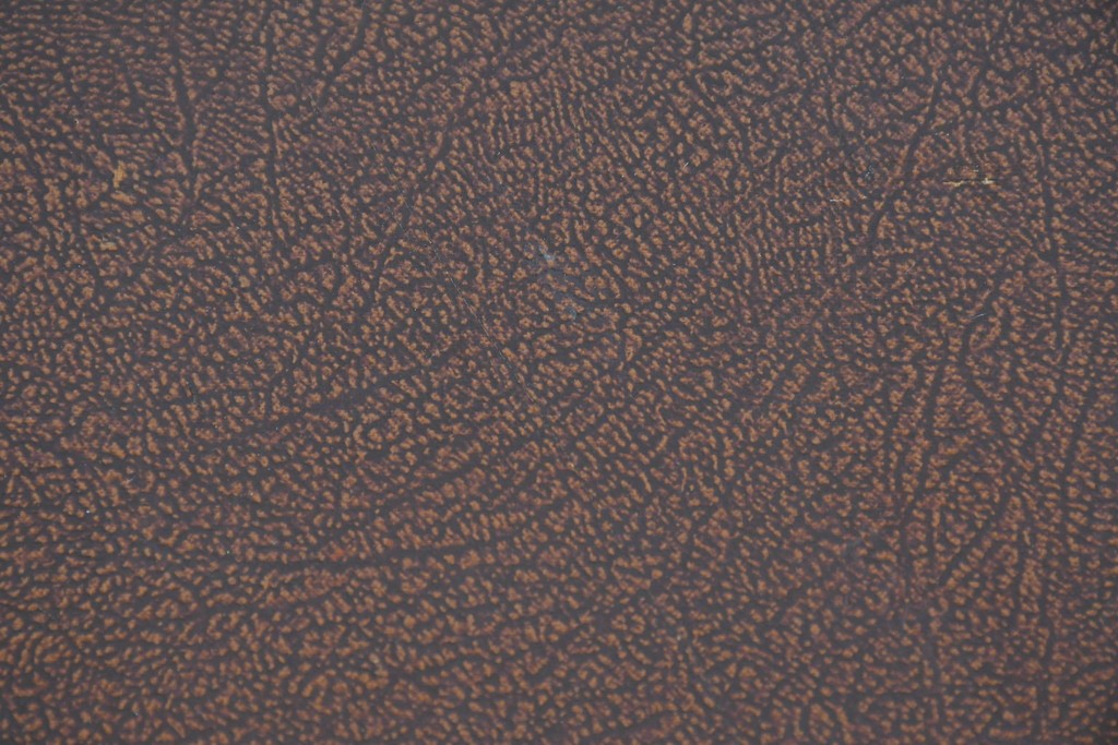 イギリスアンティーク　オーク材　手の込んだ彫刻装飾が印象的なレザートップのライティングビューロー　(R-085789)