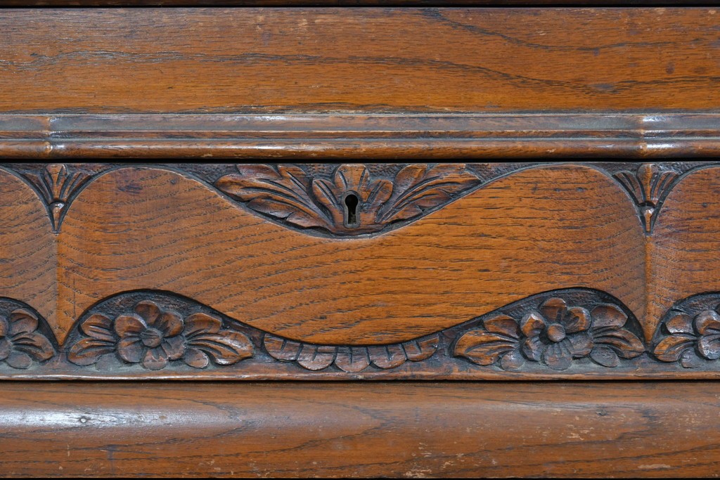 イギリスアンティーク　オーク材　手の込んだ彫刻装飾が印象的なレザートップのライティングビューロー　(R-085789)