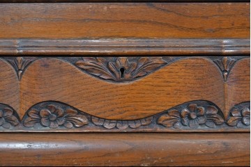 イギリスアンティーク　オーク材　手の込んだ彫刻装飾が印象的なレザートップのライティングビューロー　(R-085789)