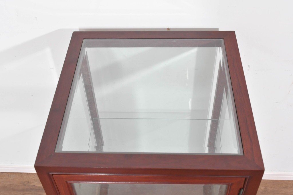 アジアンヴィンテージ　花梨(カリン)材　お部屋に取り入れやすいシンプルなコレクションケース　(R-085790)