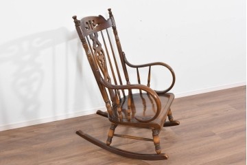 和製ヴィンテージ　廃盤品の希少なハイエンドモデル!!　飛騨産業　キツツキ　楢(ナラ)材　曲線美と丁寧な仕上げが光るロッキングチェア　(R-085792)